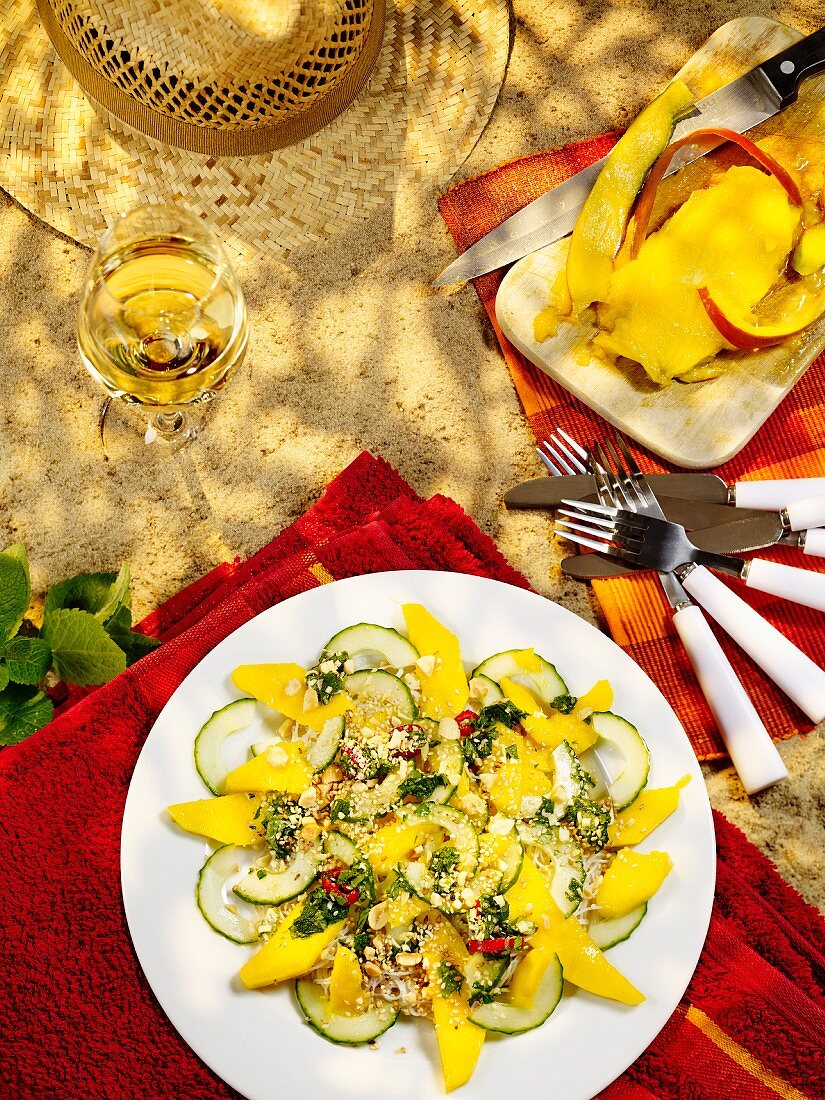Mango-Gurken-Salat mit Erdnüssen und Sesam auf Glasnudeln