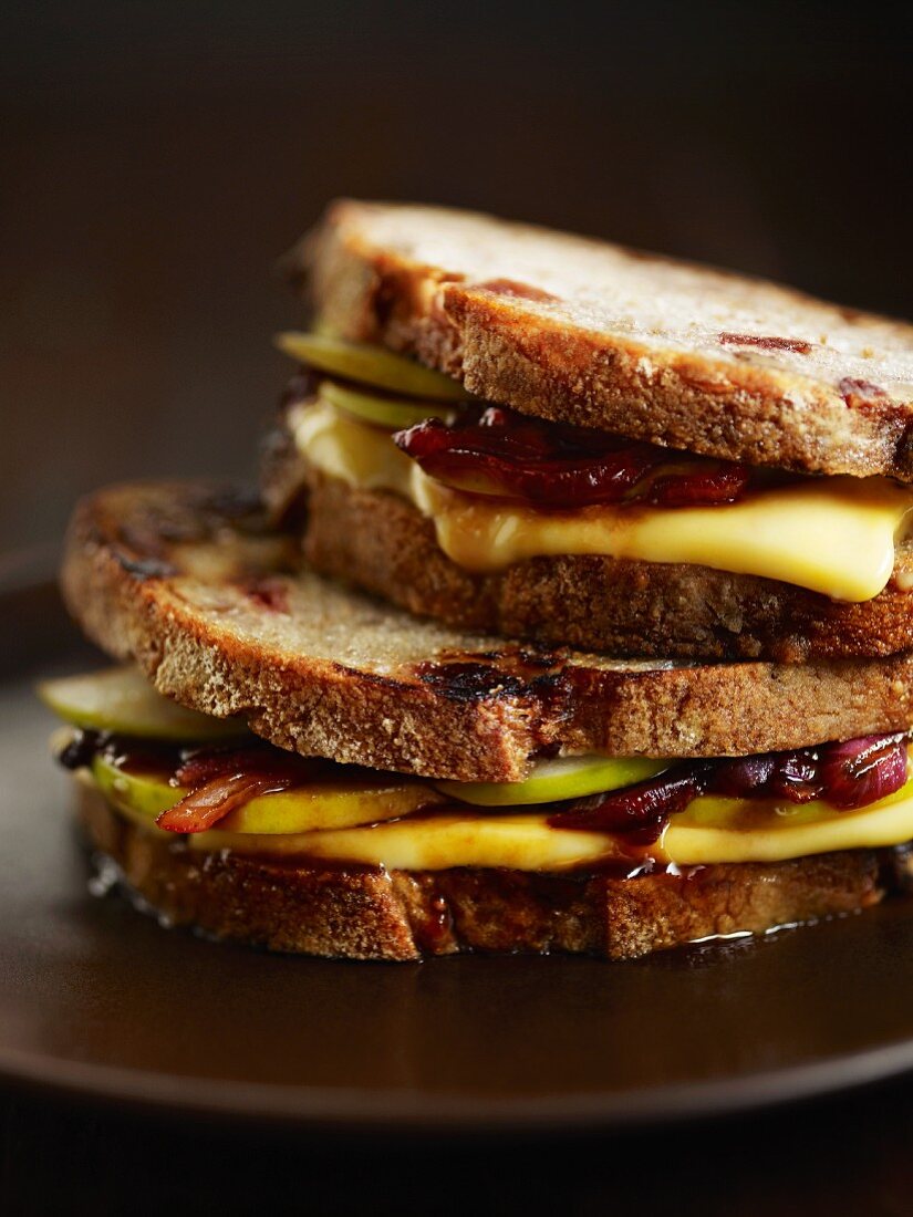 Sandwichtoasts mit Apfel und Käse