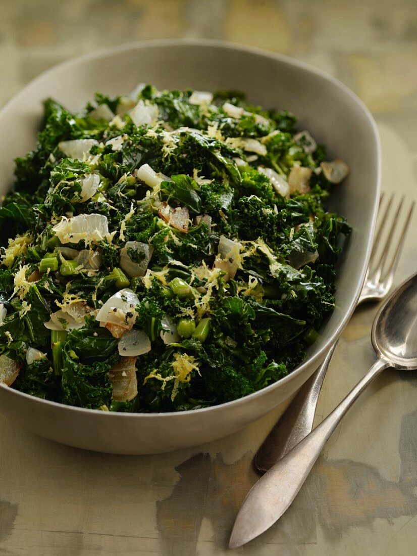 Green kale salad with onions and peas