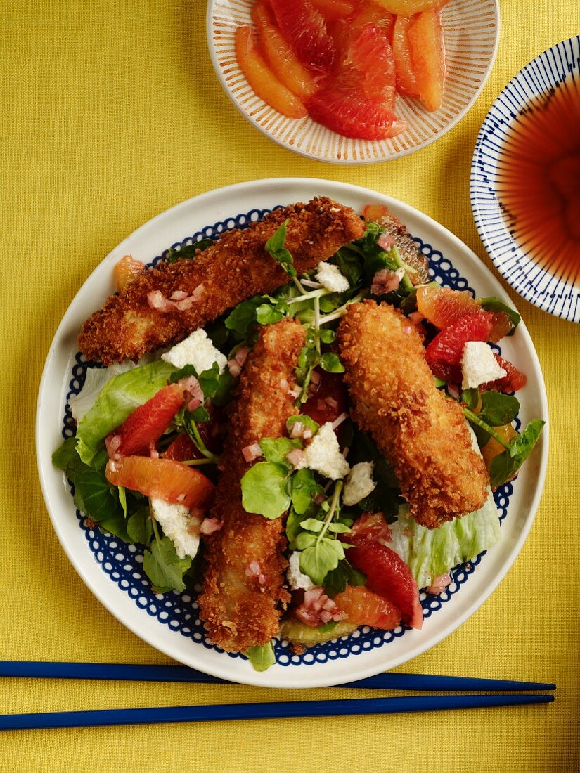 Mixed leaf salad with tempura and oranges