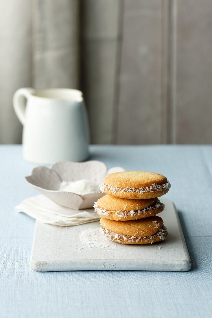 Alfajores (biscuits filled with dulce de leche, Latin America)