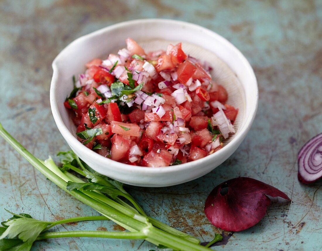 Tomatensalsa im Schälchen