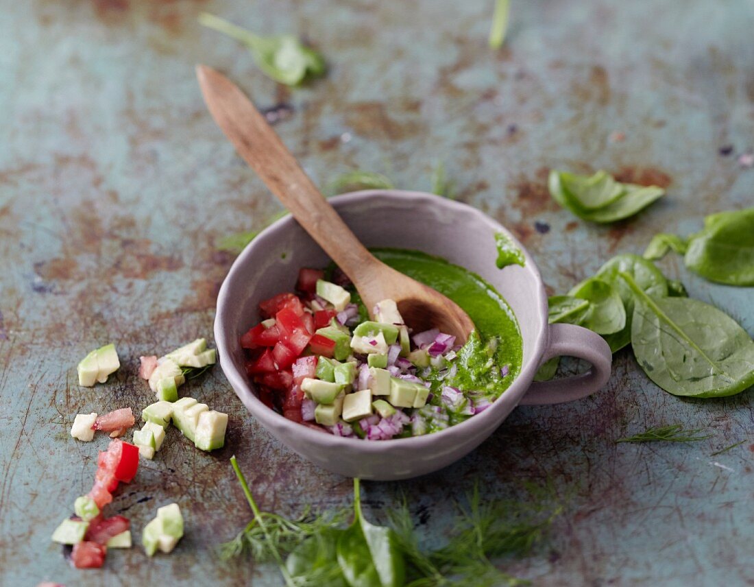 Spinatsalsa mit Avocado & Tomaten