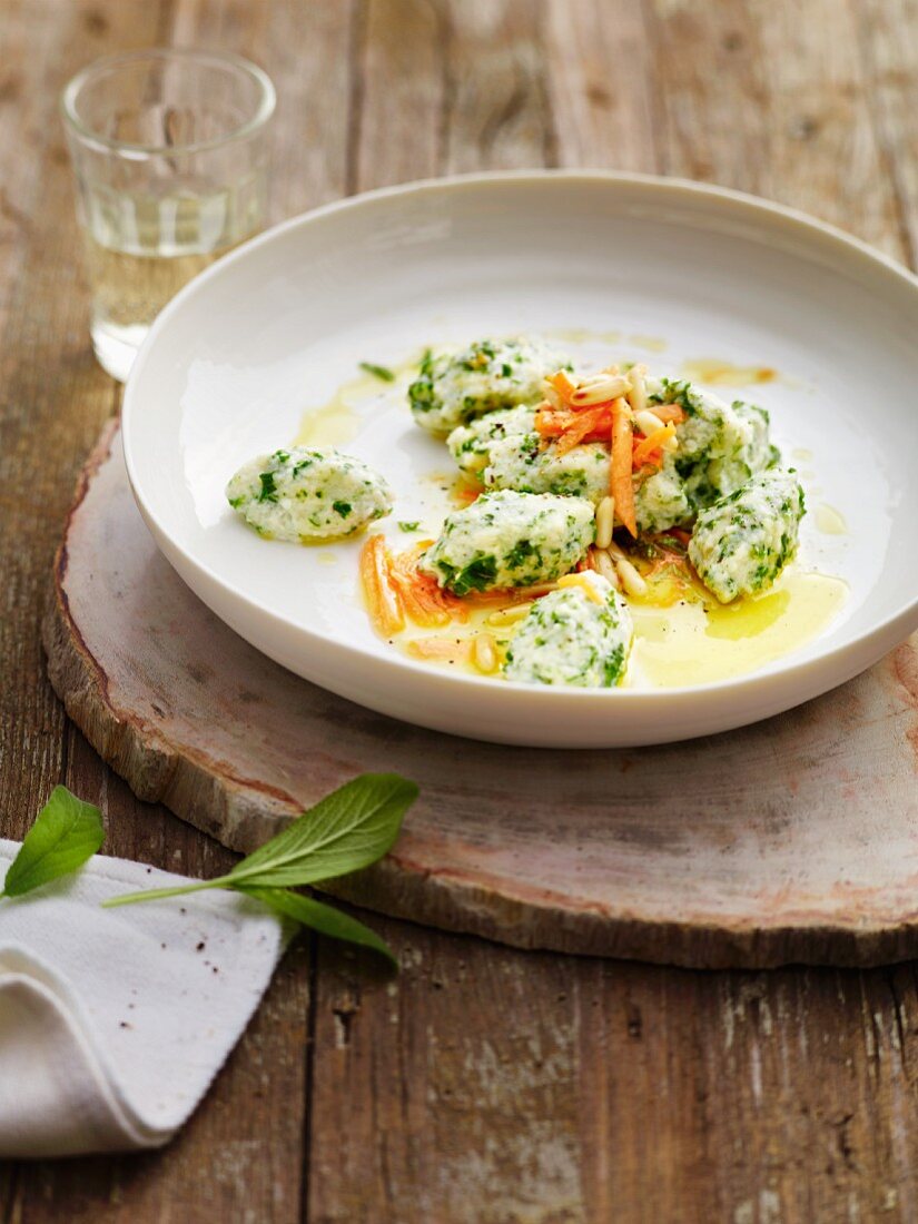 Grünkohl-Malfatti mit Kürbisbutter