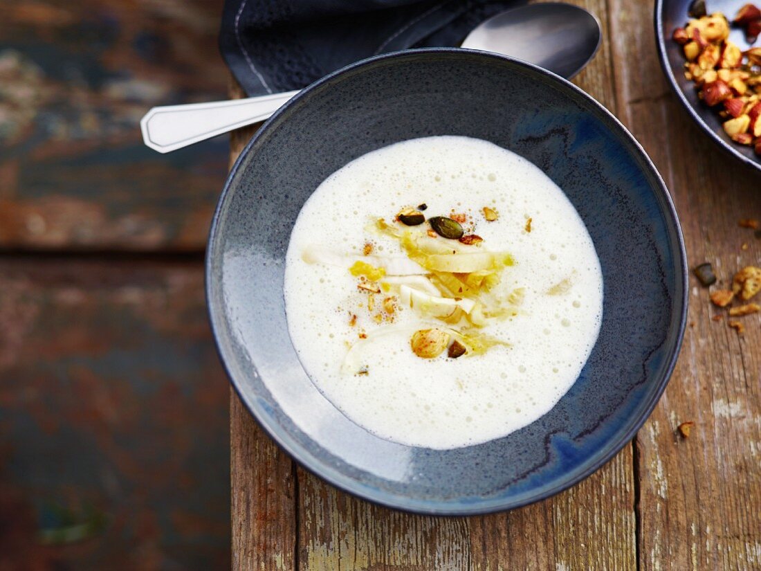 Chicoreesuppe mit Nüssen