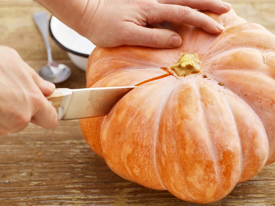 A Muscade de Provence squash being sliced