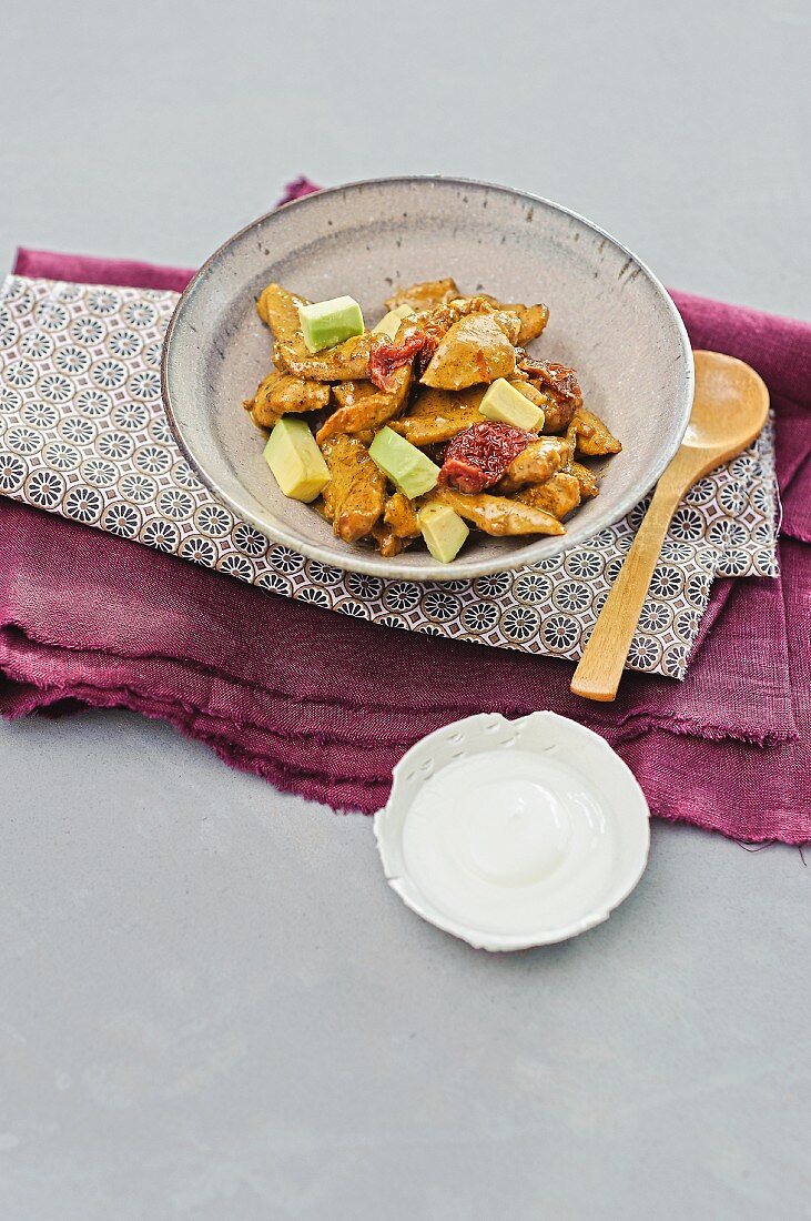 Hühnchensalat mit Avocado, getrockneten Tomaten und Currydessing