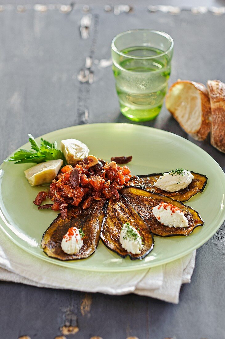 Auberginen-Tomaten-Salat mit Ziegenfrischkäse