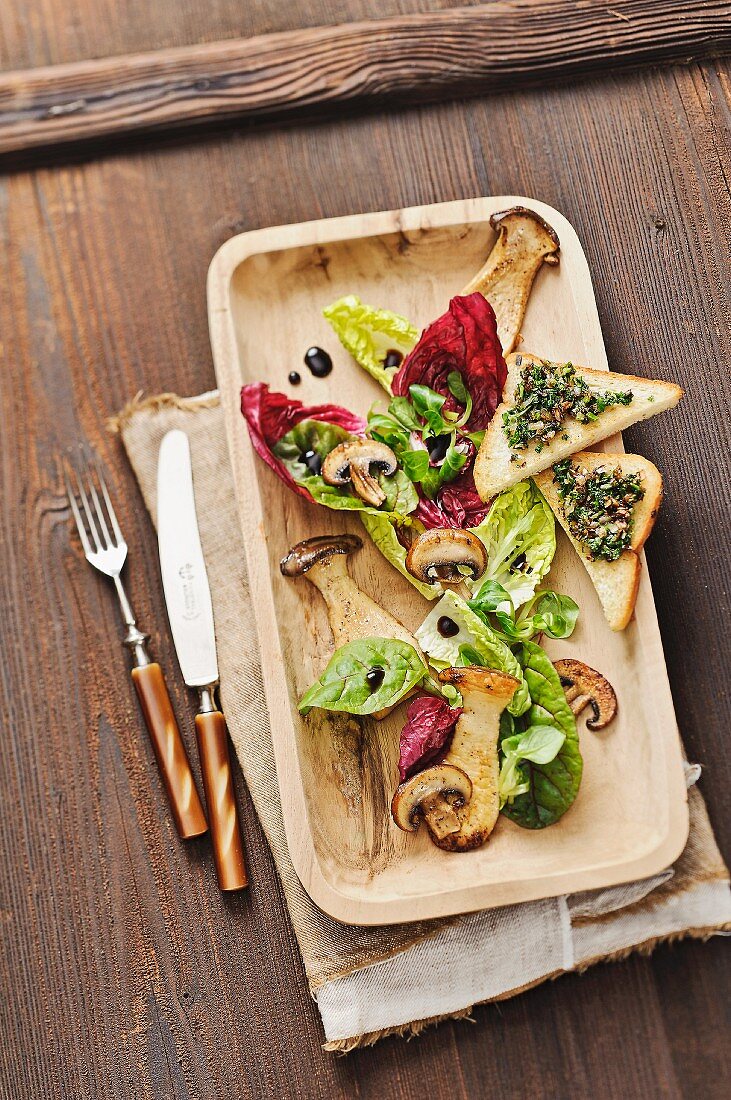 Herbstliche Blattsalate mit gebratenen Pilzen