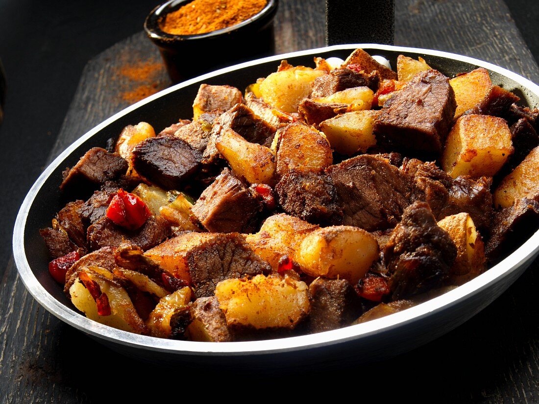 Rindfleisch mit Kartoffeln, Zwiebeln und Cajun-Gewürz