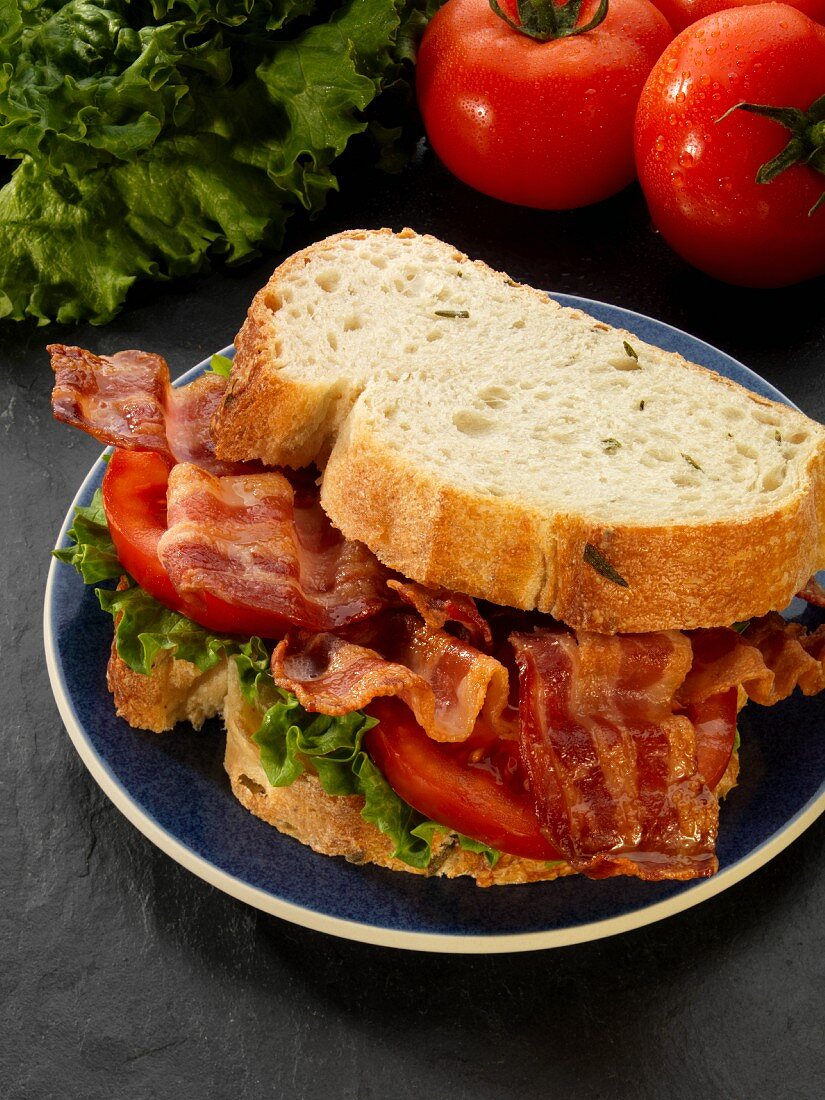 Sandwich mit knusprigem Bacon, Salat und Tomaten