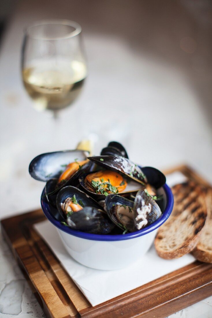 Mussels with herbs and grilled bread