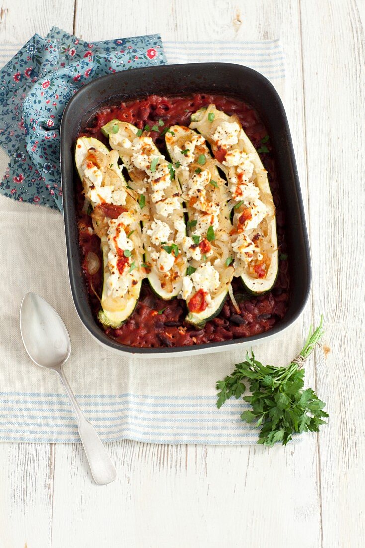 Gefüllte Zucchini mit karamellisierter Zwiebel und Feta auf Tomatensauce