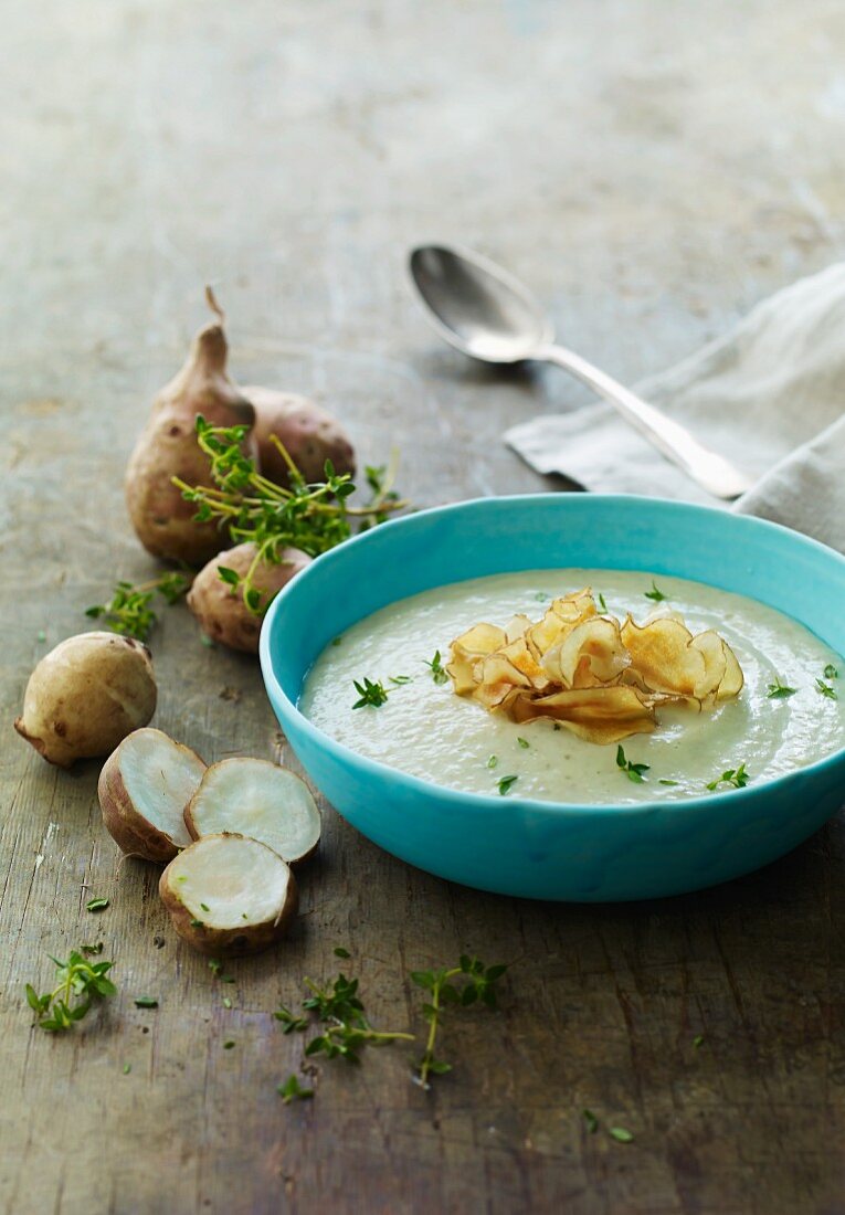 Topinamburcremesuppe mit Topinamburchips und Kresse