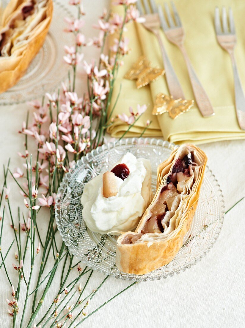 Apfelstrudel mit Cranberries und Schlagrahm