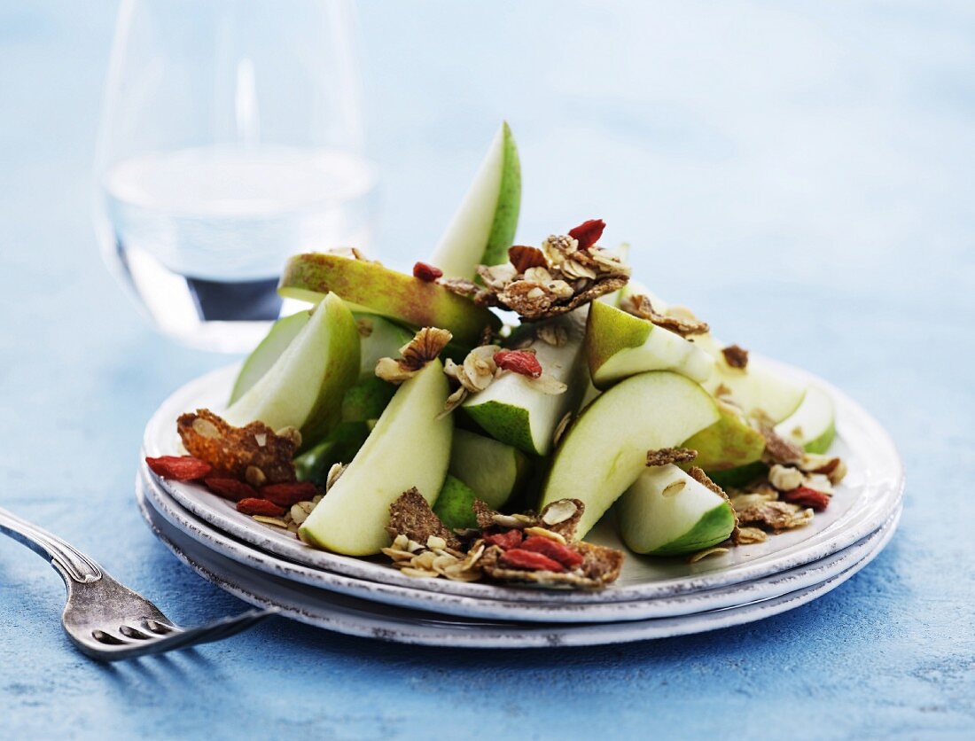 Birnensalat mit Müsli, Vollkornflakes und getrockneten Gojibeeren