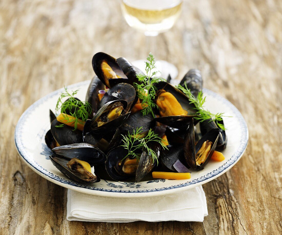 Mussels with carrots and dill