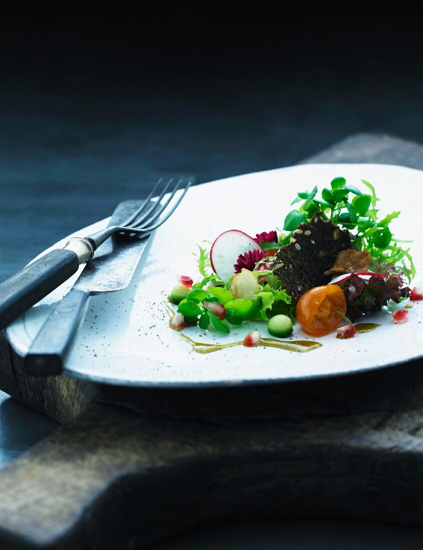 A small salad with rye bread