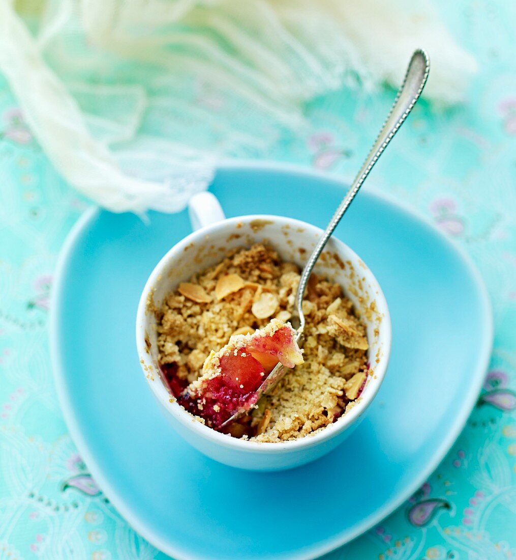 Berry crumble with almonds