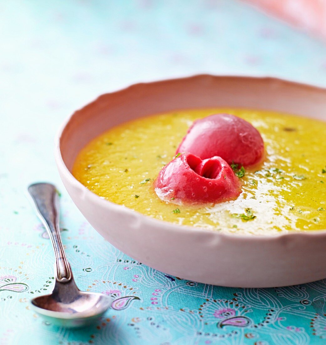 Mangosuppe mit Beerensorbet