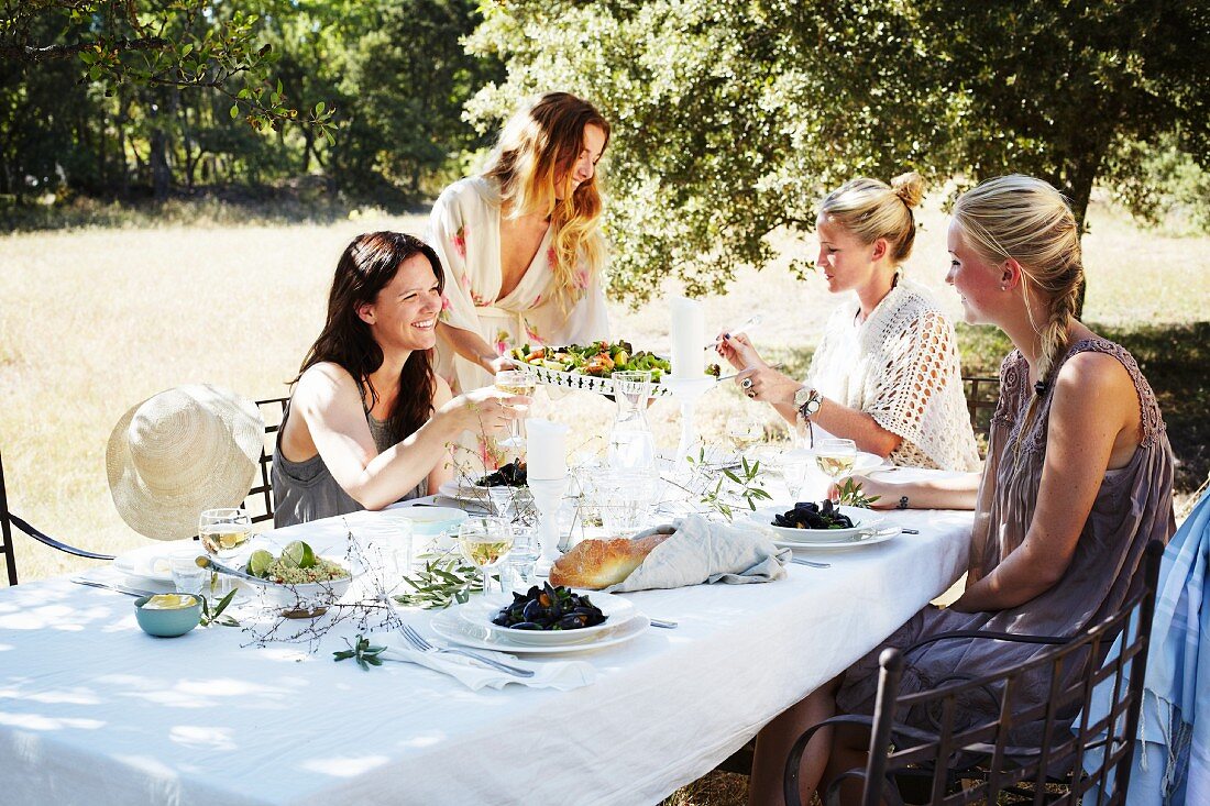 Gedeckter Tisch für ein provenzalisches Essen im Garten