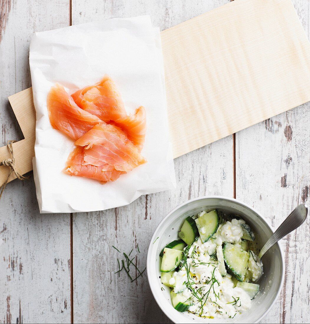 Räucherlachs mit Gurken-Hüttenkäse