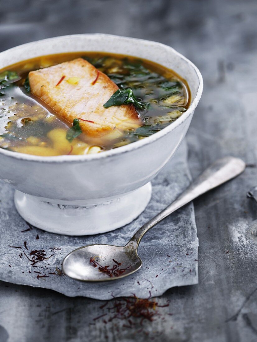 Fischsuppe mit Spinat und weissen Bohnen