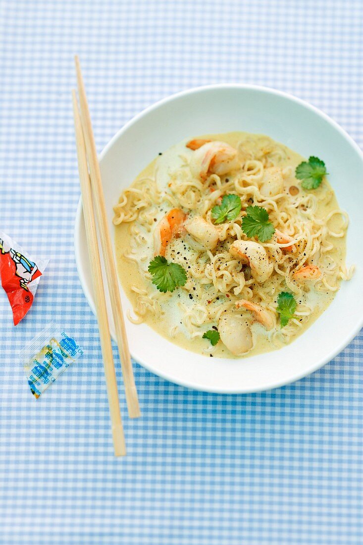 Thai curry soup with prawns and noodles