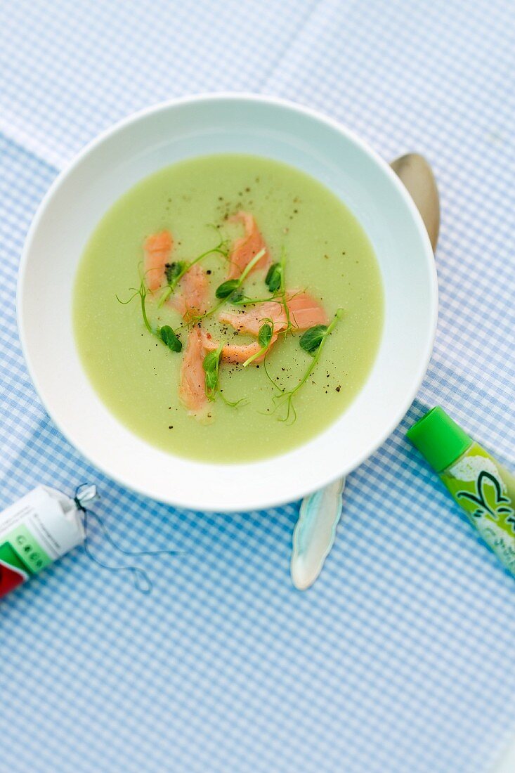 Erbsensuppe mit Wasabi und Räucherlachs