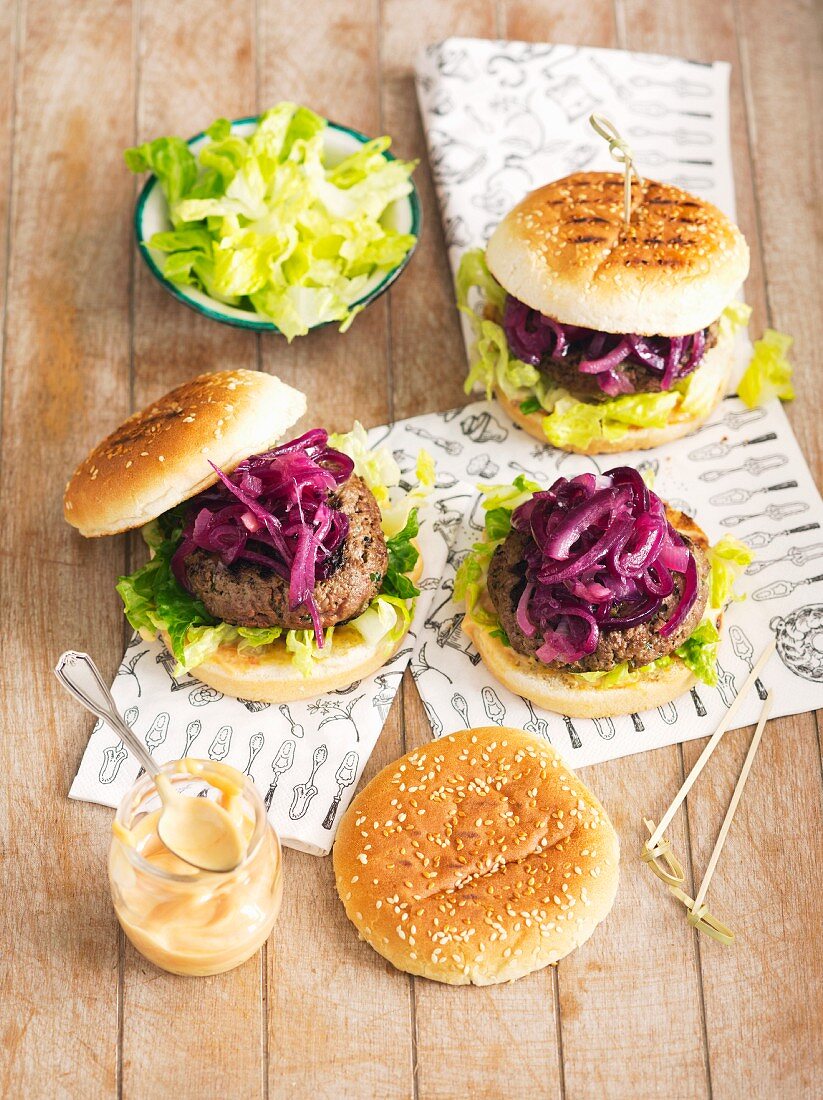 Beefburgers with caramelised red onions