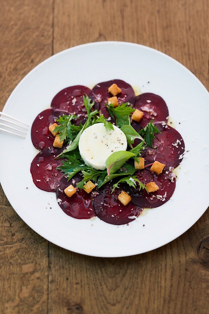 Rote-Bete-Carpaccio mit Ziegenkäse, Croûtons und frischen Kräutern