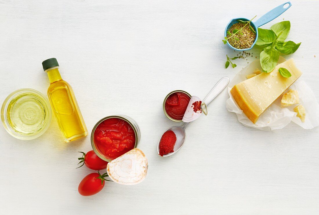 Zutaten für Pastasaucen (Tomatensauce, Pesto)