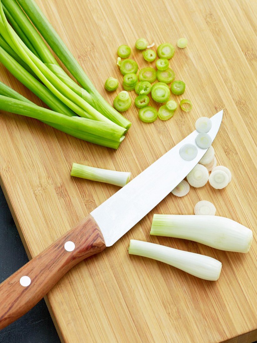 Cutting spring onions into rings