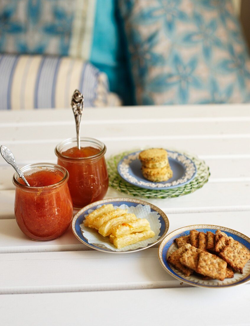 Zwei Marmeladengläser, Rosmarin- und Parmesancracker und Nussknäckebrot