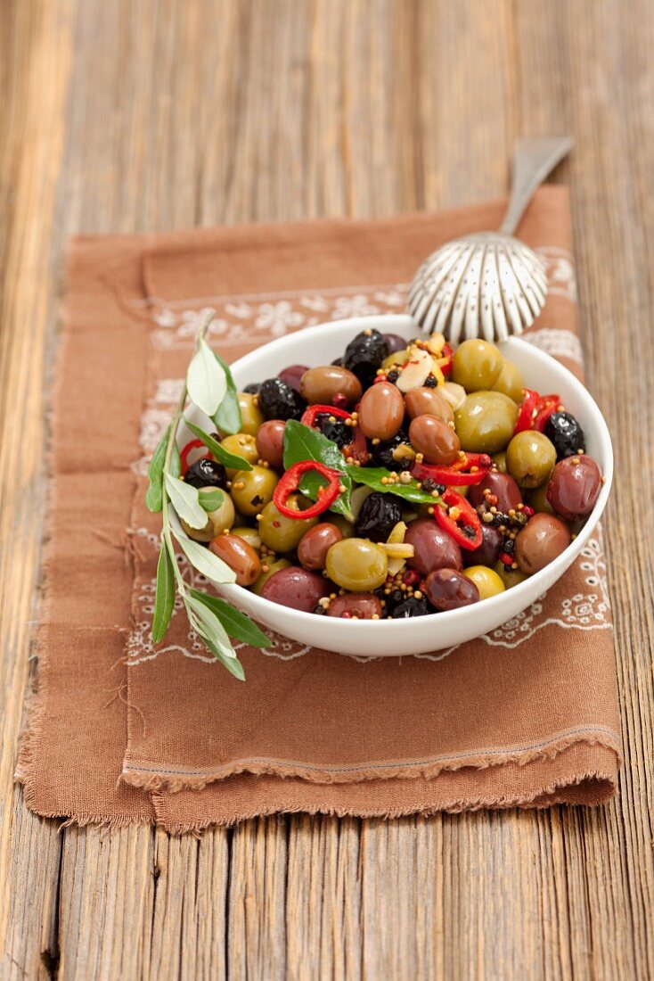 Gemischte marinierte Oliven mit Knoblauch, Senf und Chili
