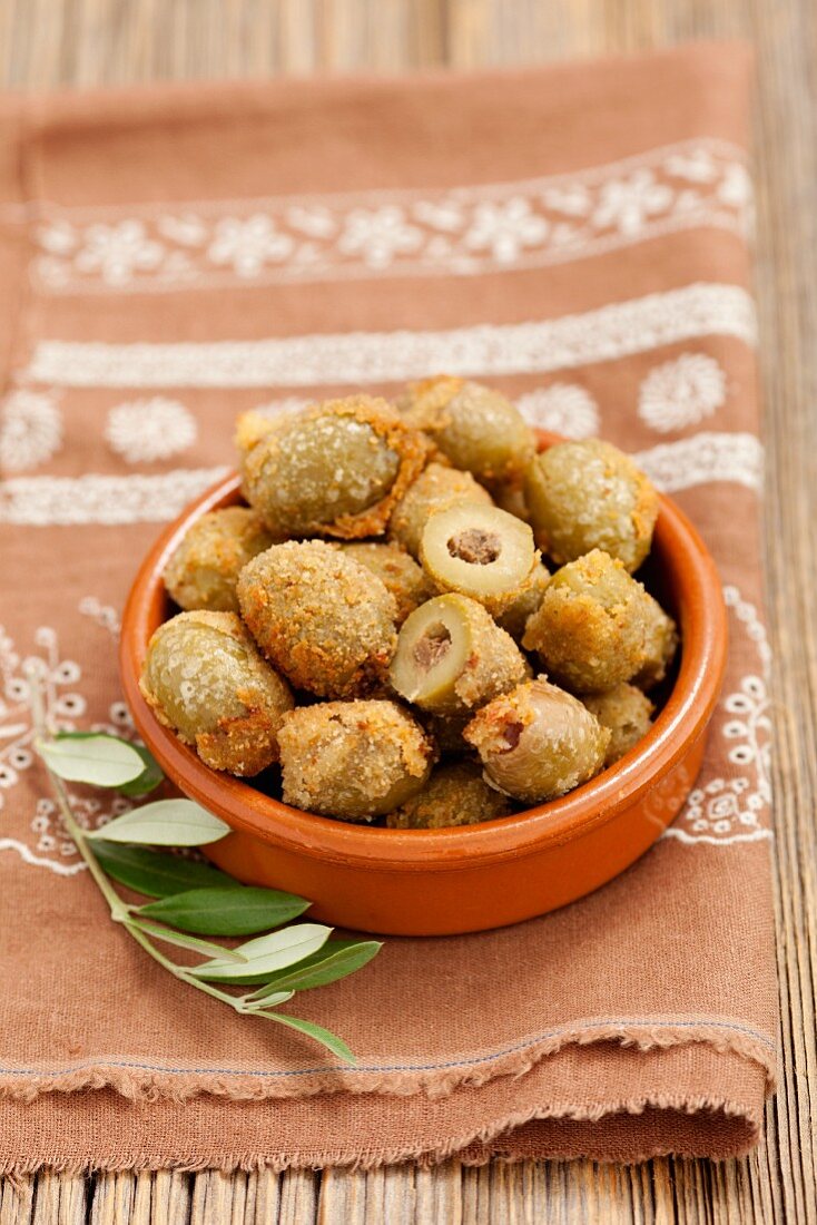 Panierte frittierte Oliven, gefüllt mit Sardellen