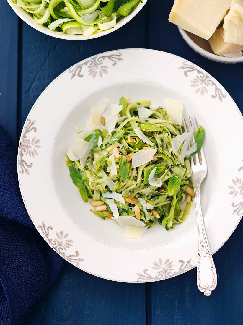 Zucchini-Spaghetti mit Minzpesto und Pinienkernen