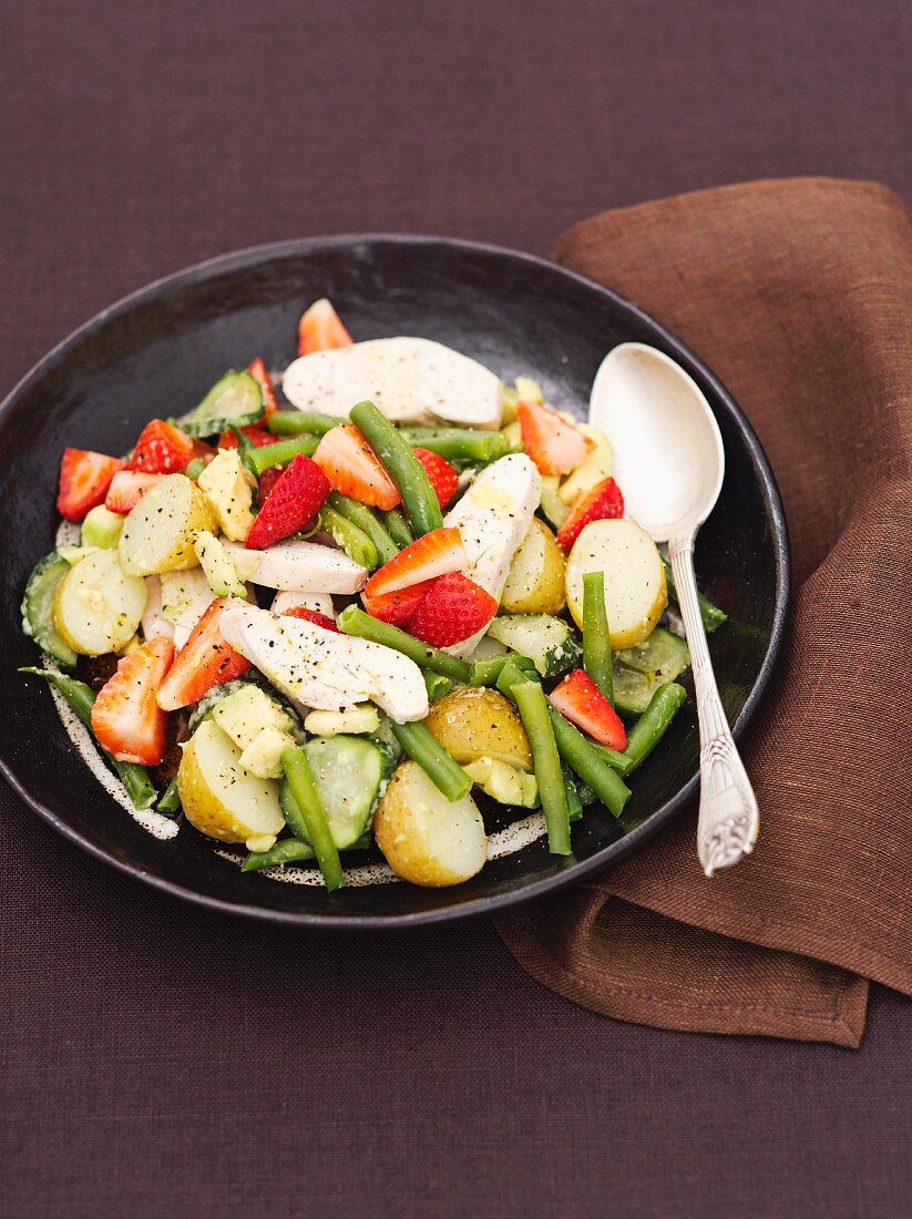 Hähnchensalat mit Erdbeeren, grünen Bohnen, Kartoffeln und Gurken