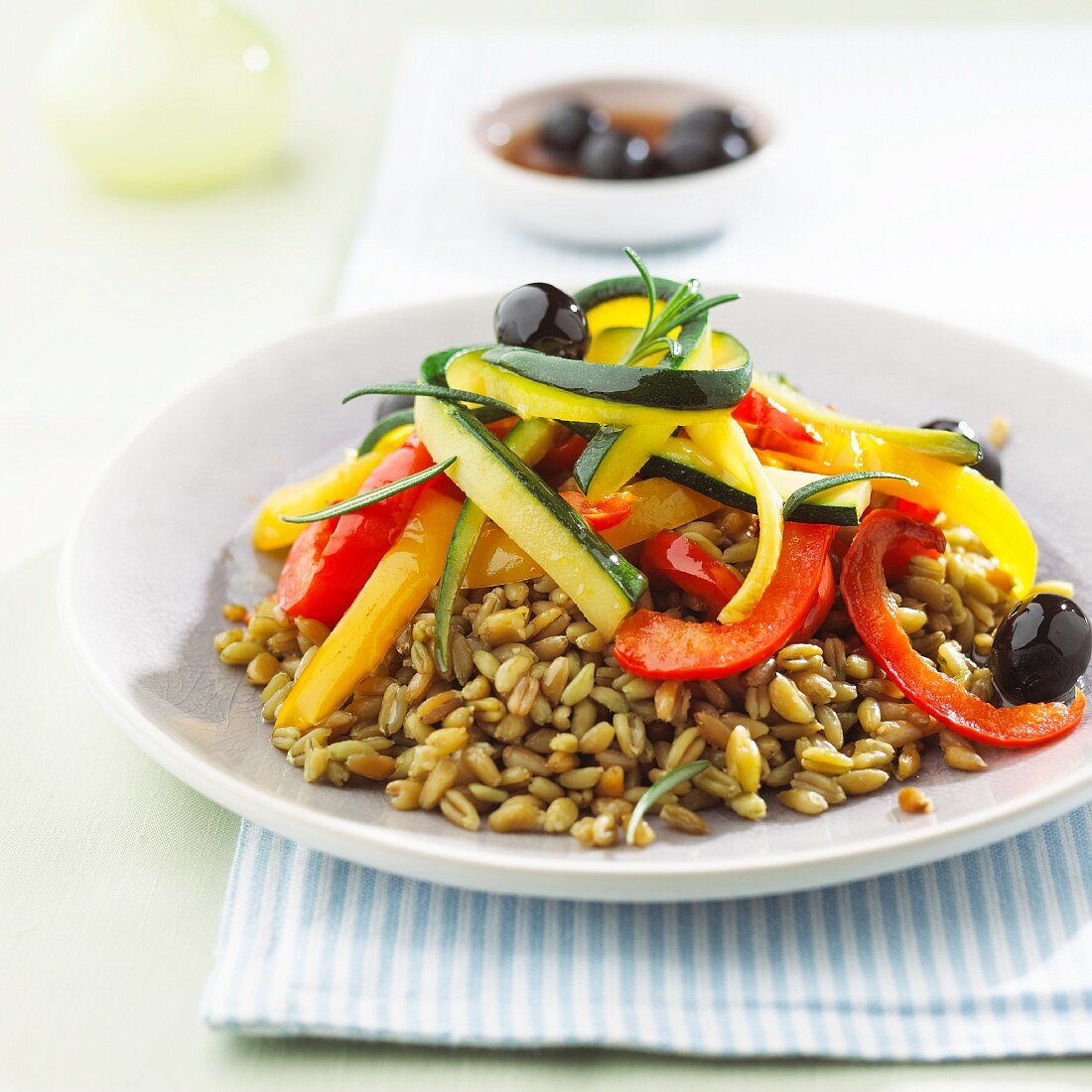 A salad made with unripe spelt grains with pepper and courgette