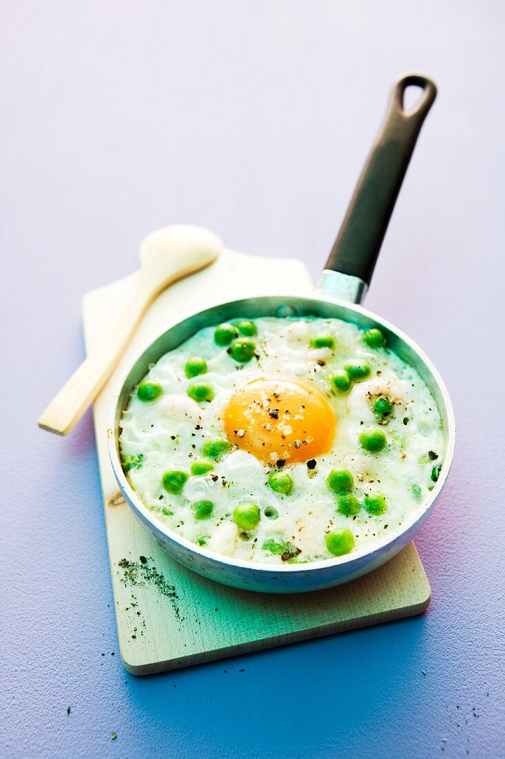 Fried egg with peas