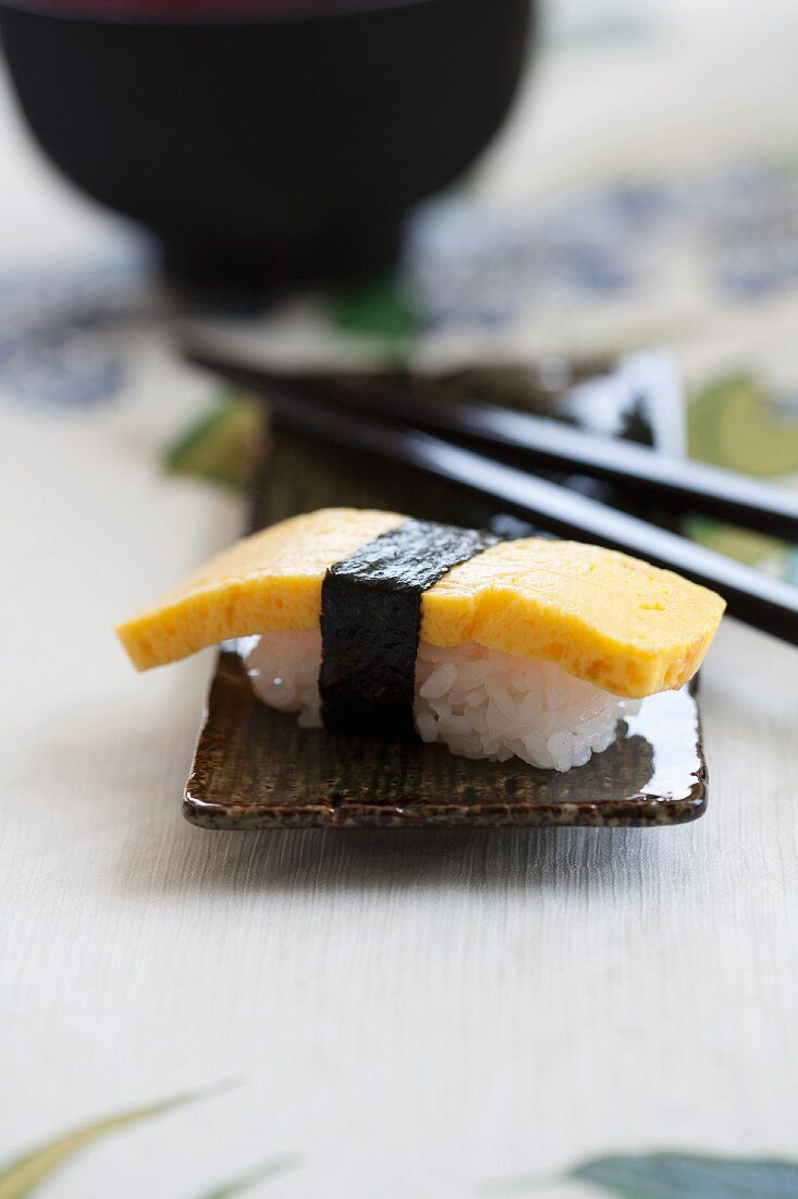 Nigiri-Sushi mit Omelett