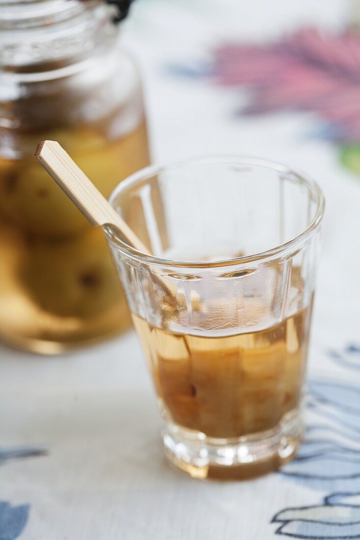 Umeshu (Likör, Japan) mit eingelegter Ume