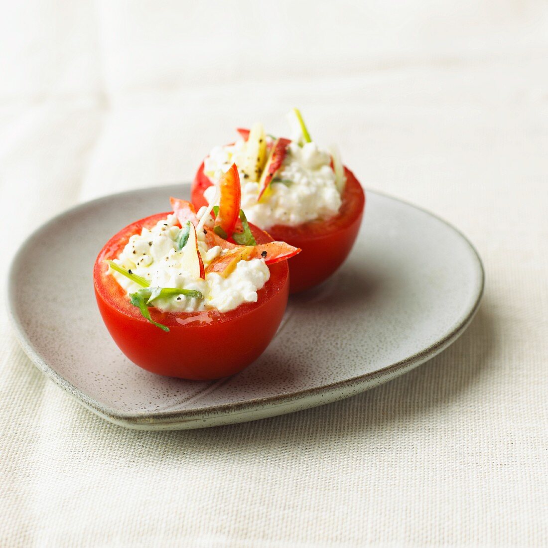 Tomate mit Hüttenkäse-Salat gefüllt