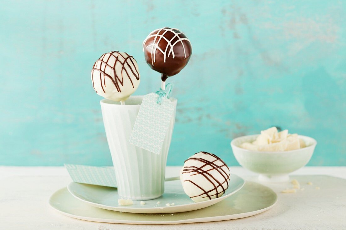 Cake Pops mit weisser & dunkler Glasur