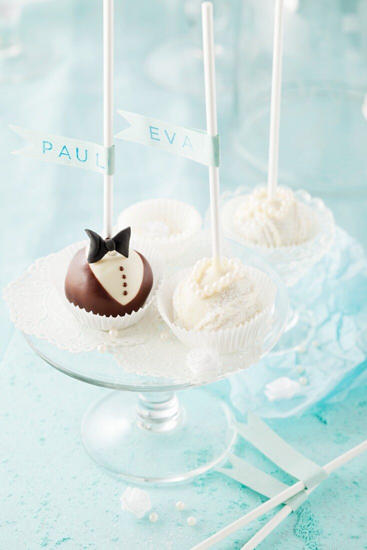 Hochzeits-Cake-Pops mit Braut- & Bräutigammotiv