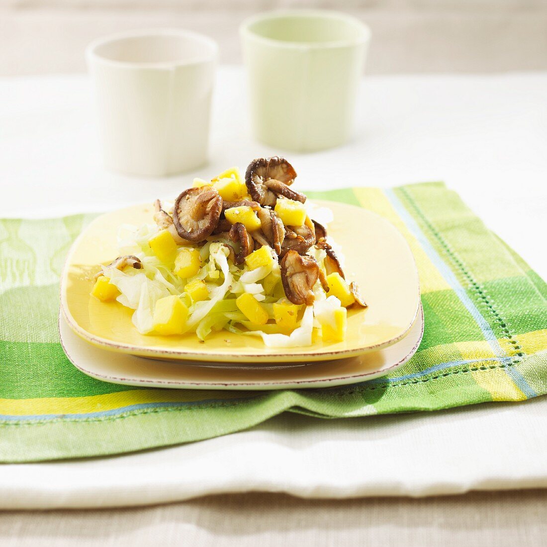 Stir-fried pointed cabbage with shiitake mushrooms and mango