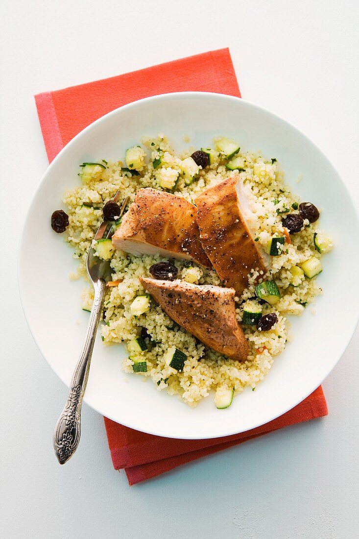 Tandoorihähnchen auf Couscous mit Zucchini