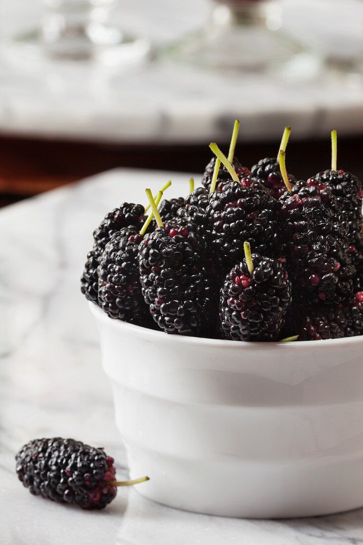 Frische Maulbeeren in einer weissen Schüssel