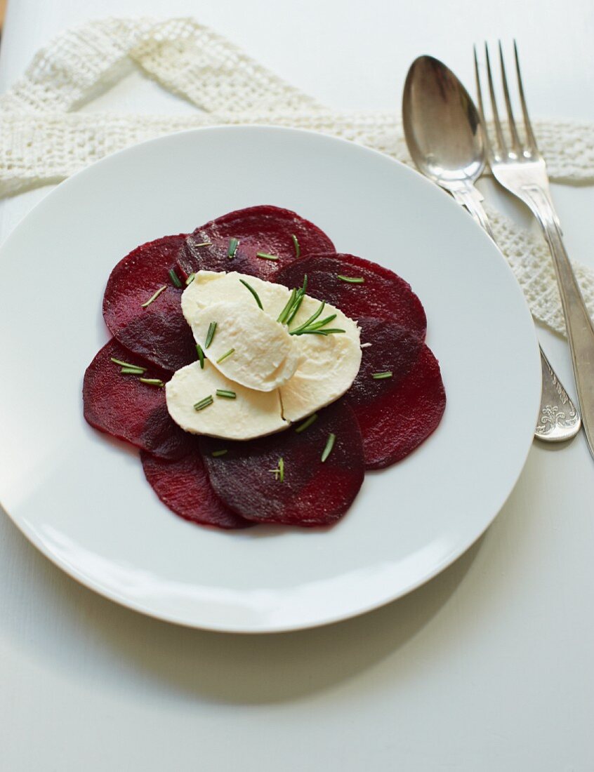 Rote-Bete-Carpaccio mit Mozzarella