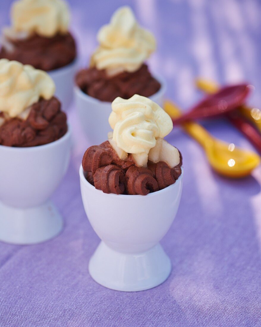 Salzige Schokoladencreme mit Birnenkompott und Sahne in Eierbechern